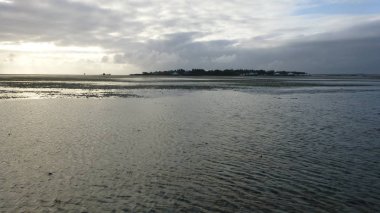 Dalgalar ve bulutlu gökyüzü ile muhteşem okyanus manzarası