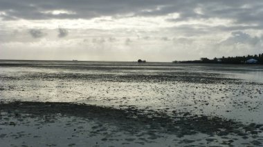 Dalgalar ve bulutlu gökyüzü ile muhteşem okyanus manzarası