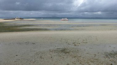 Dalgalar ve bulutlu gökyüzü ile muhteşem okyanus manzarası