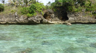 Dalgalar ve bulutlu gökyüzü ile muhteşem okyanus manzarası