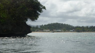 Dalgalar ve bulutlu gökyüzü ile muhteşem okyanus manzarası