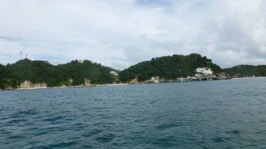 Dalgalar ve bulutlu gökyüzü ile muhteşem okyanus manzarası