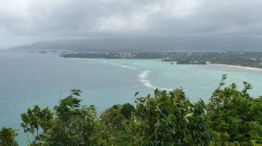 Dalgalar ve bulutlu gökyüzü ile muhteşem okyanus manzarası