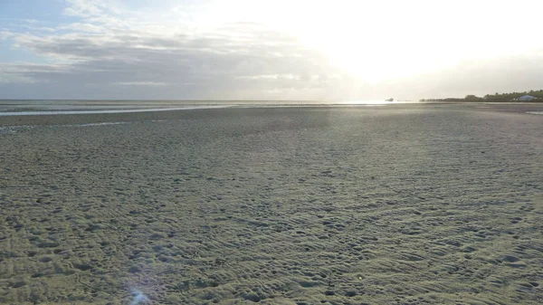 düşük gelgit sırasında tropikal plaj manzara