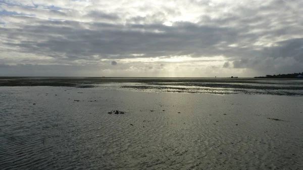 Soleil Éclairé Lac Sous Ciel Nuageux — Photo