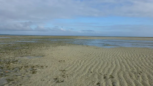 Dalgalar ve bulutlu gökyüzü ile muhteşem okyanus manzarası