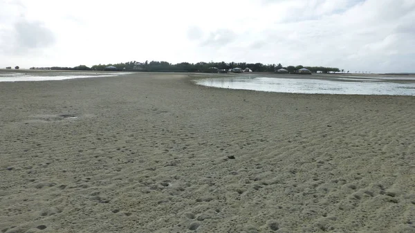 düşük gelgit sırasında tropikal plaj manzara