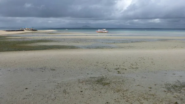 Dalgalar ve bulutlu gökyüzü ile muhteşem okyanus manzarası