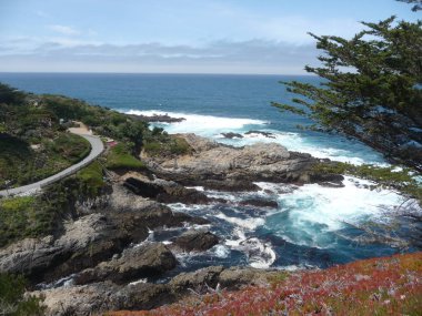 Muhteşem okyanus manzarası kayalar ve dalgalar