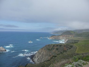 Muhteşem okyanus manzarası kayalar ve dalgalar