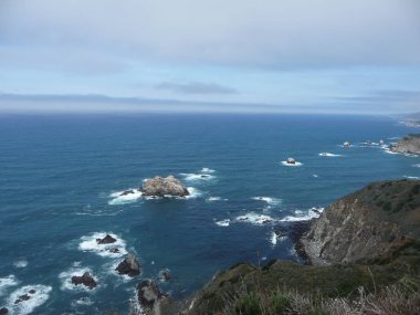 Muhteşem okyanus manzarası kayalar ve dalgalar