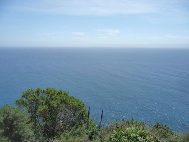 Muhteşem okyanus manzarası kayalar ve dalgalar