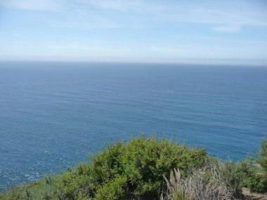 Muhteşem okyanus manzarası kayalar ve dalgalar