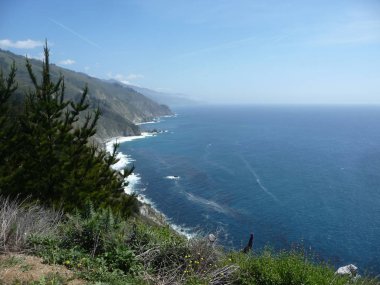 Muhteşem okyanus manzarası kayalar ve dalgalar