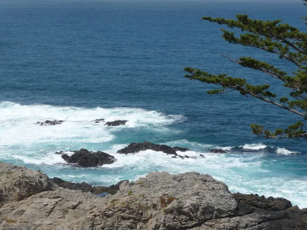 岩と波の素晴らしいオーシャン ビュー — ストック写真