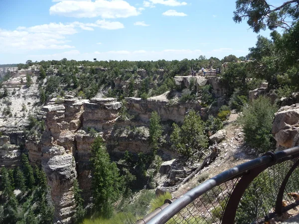 Bulutlu gökyüzü harika doğa kayalık dağ manzaralı