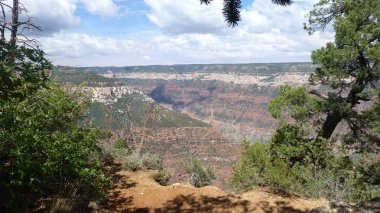 Bulutlu gökyüzü harika doğa dağ manzaralı
