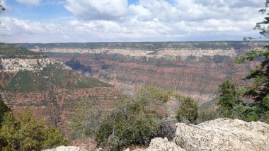 Bulutlu gökyüzü harika doğa dağ manzaralı