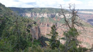 Bulutlu gökyüzü harika doğa dağ manzaralı
