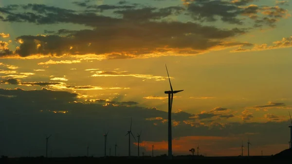 Colorido Cielo Increíble Puesta Sol Con Molinos Viento —  Fotos de Stock