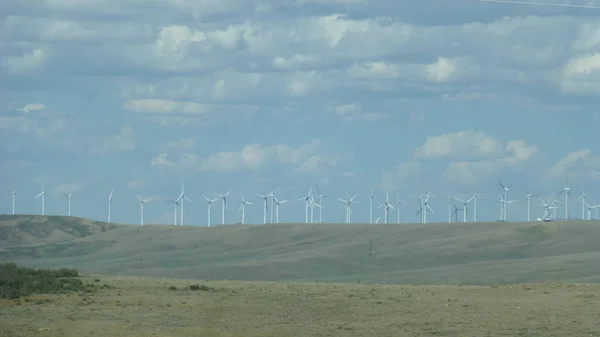 沙丘上的风力涡轮机的风景 — 图库照片