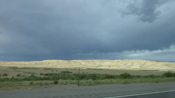 砂丘に 荒れ模様の空の景色 — ストック写真