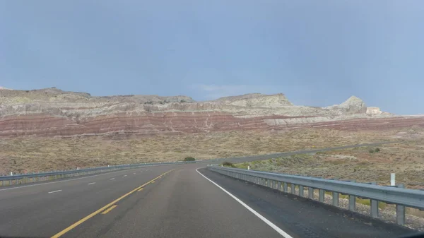 峡谷の風景を通って伸びる道の眺め — ストック写真