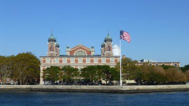 nehir üzerinde mavi gökyüzünde kuleleri ile güneş ışıklı bina görünümü, washington, abd