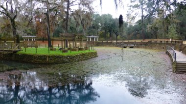 göl ile eski otantik park sahnesi
