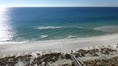 Sakin dalgalar ile muhteşem okyanus manzarası