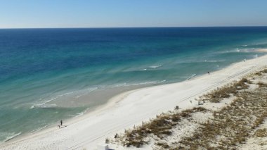 Sakin dalgalar ile muhteşem okyanus manzarası