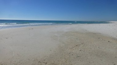 Sakin dalgalar ile muhteşem okyanus manzarası