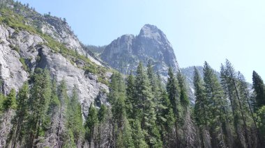 Bulutlu gökyüzü harika doğa kayalık dağ manzaralı