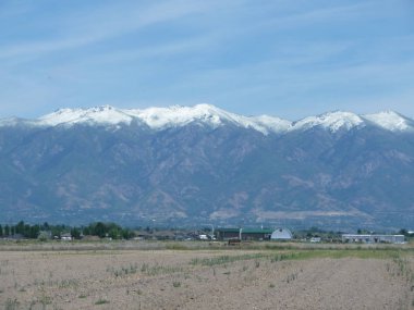 Bulutlu gökyüzü harika doğa kayalık dağ manzaralı