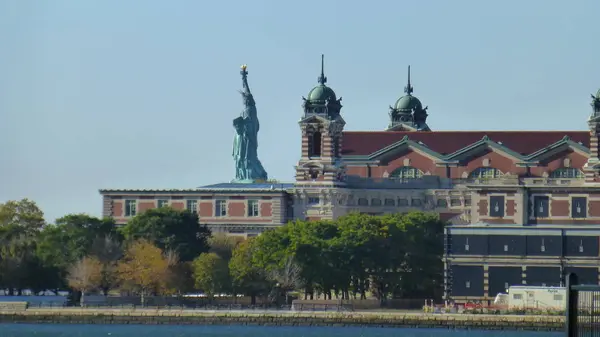 Gebäude Mit Türmen Und Freiheitsstatue Blauem Himmel Über Dem Fluss — Stockfoto