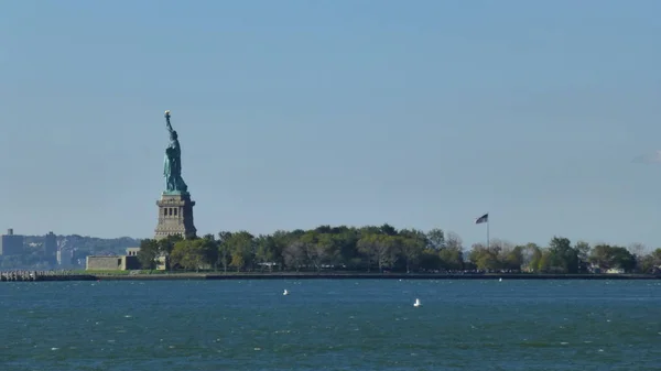 Статуя Свободы Над Водой Нью Йорк Сша — стоковое фото