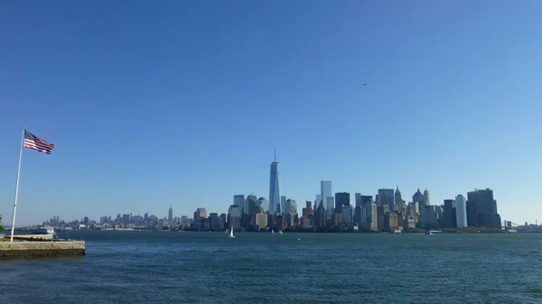 Horizonte Ciudad Nueva York Con Cielo Azul Bandera Primer Plano — Foto de Stock