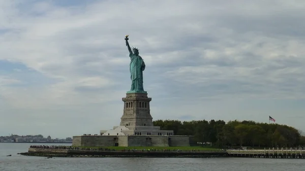 Статуя Свободы Над Водой Нью Йорк Сша — стоковое фото