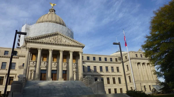 State Capitol Building Med Usa Flagga Jackson Mississippi — Stockfoto
