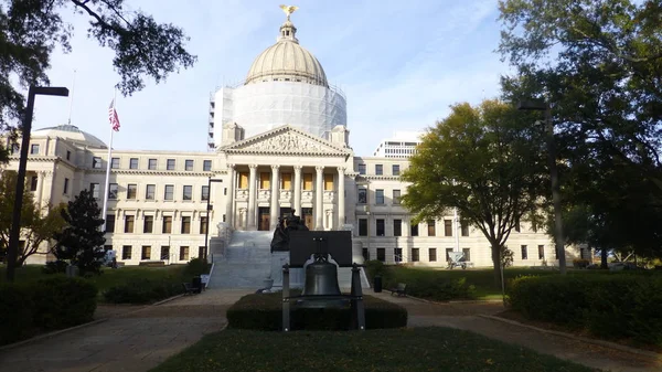 Edificio Del Capitolio Estatal Con Bandera Estados Unidos Jackson Mississippi — Foto de Stock