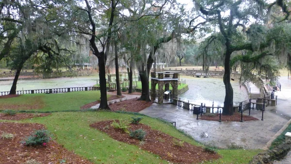 Velho Autêntico Parque Cena Com Lago — Fotografia de Stock