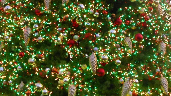 Versierde Kerstboom Met Kerstballen Verlichte Lichten — Stockfoto