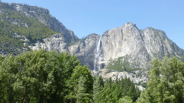 令人惊叹的山景与瀑布和蓝天 — 图库照片