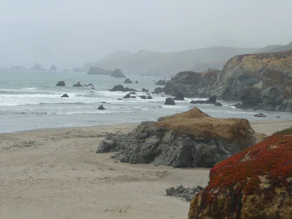 嵐の海と霧の砂浜 — ストック写真
