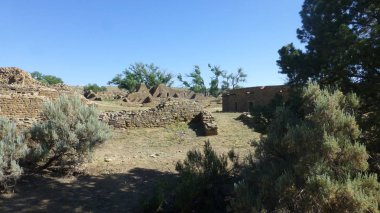 büyüme ve mavi gökyüzü ile eski taş kalıntıları