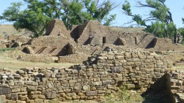 büyüme ve mavi gökyüzü ile eski taş kalıntıları