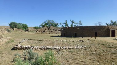 büyüme ve mavi gökyüzü ile eski taş kalıntıları