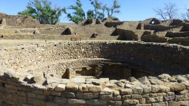 büyüme ve mavi gökyüzü ile eski taş kalıntıları