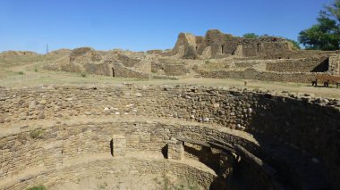 mavi gökyüzü ile güneş ışığında eski taş kalıntıları