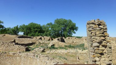 büyüme ve mavi gökyüzü ile eski taş kalıntıları